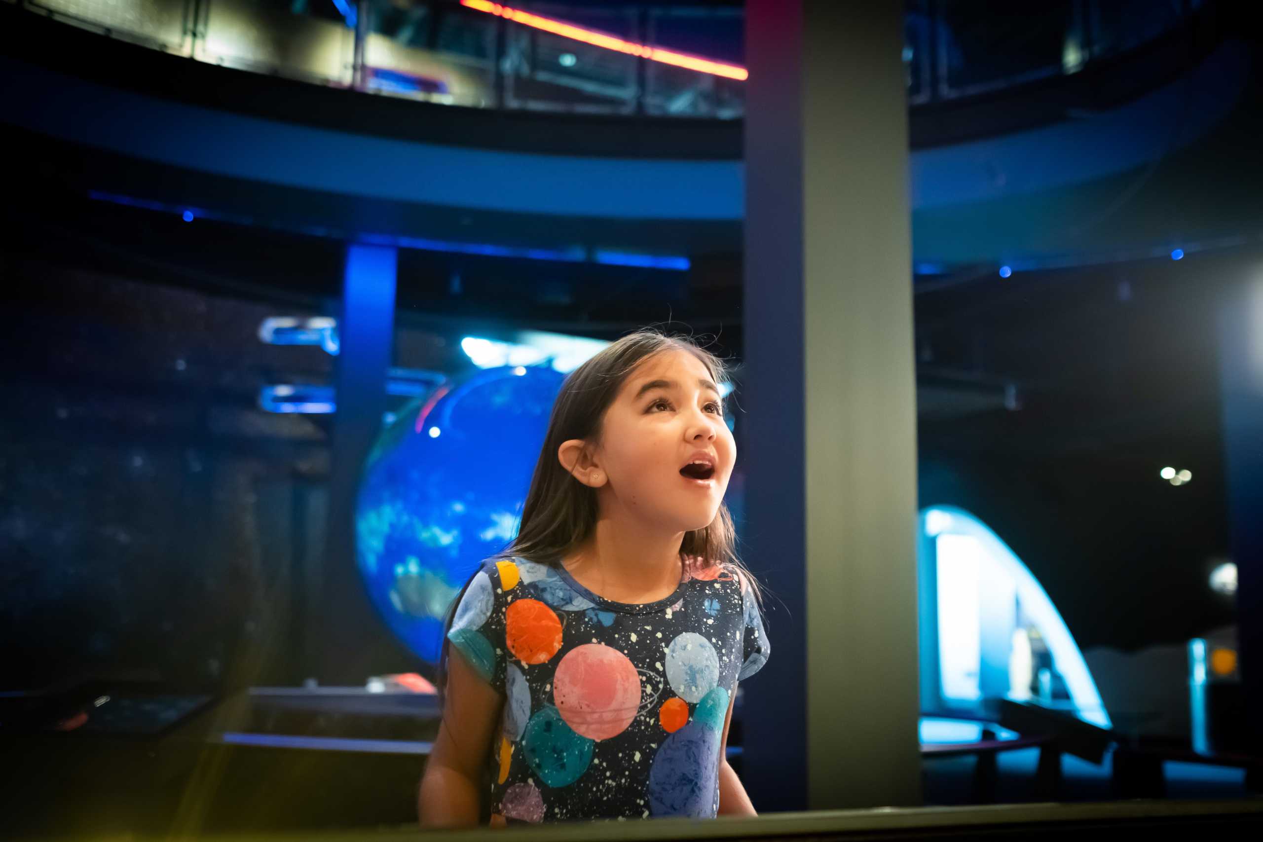 Brand_Image_Still_Planetarium_Med Girl Looking in Awe DSF3735_JPEG_8MB